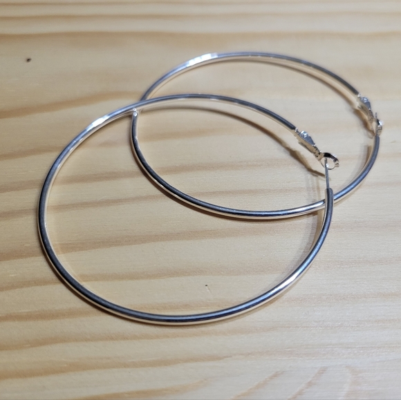 Thin Silver Round Hoop Lightweight Earrings NEW - Picture 3 of 9